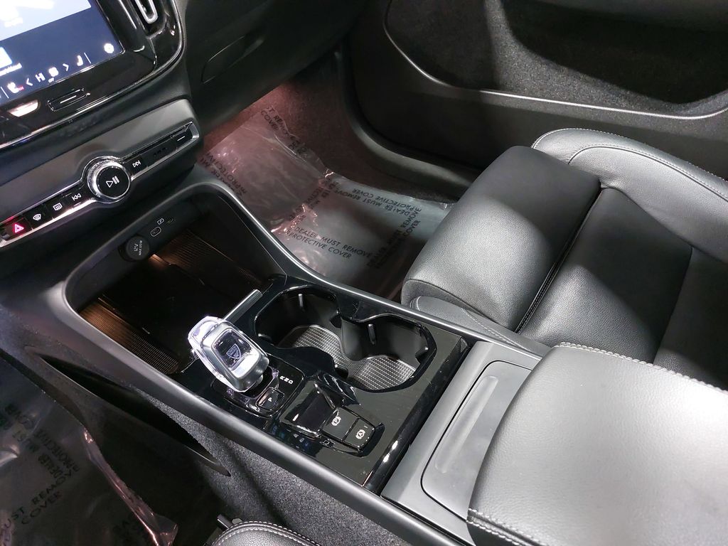 2024 VOLVO XC40 - Image 25