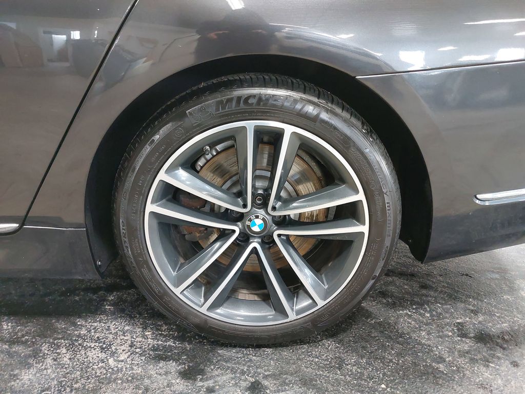 2020 BMW 750I - Image 31