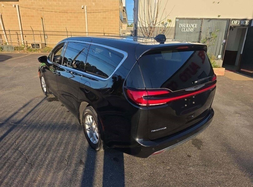 2025 Chrysler Pacifica photo 3