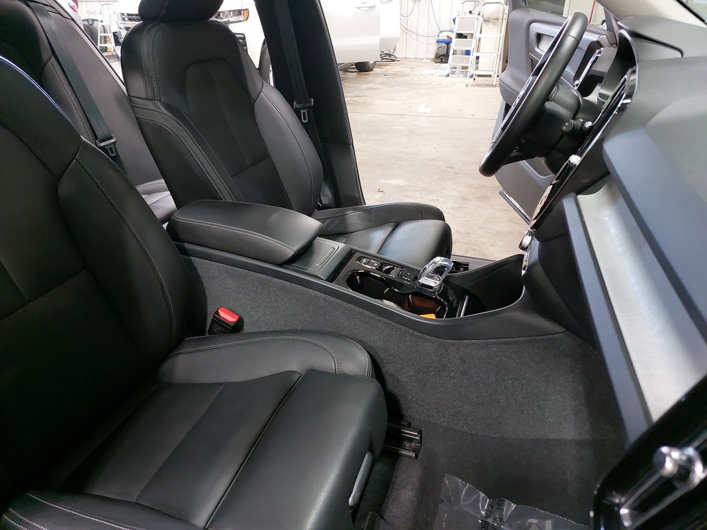 2024 VOLVO XC40 - Image 10