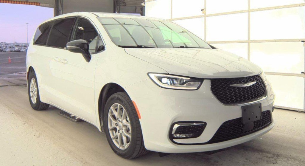 Used 2025 Chrysler Pacifica Select Minivan/Van