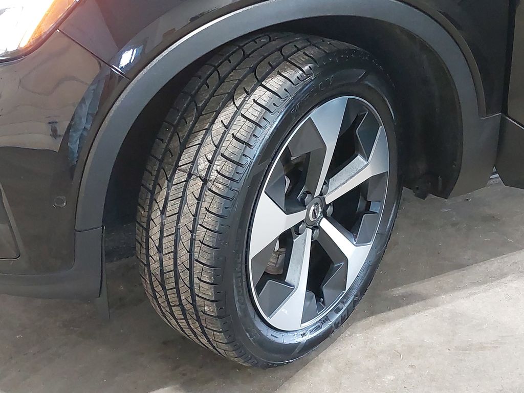2024 VOLVO XC40 - Image 33