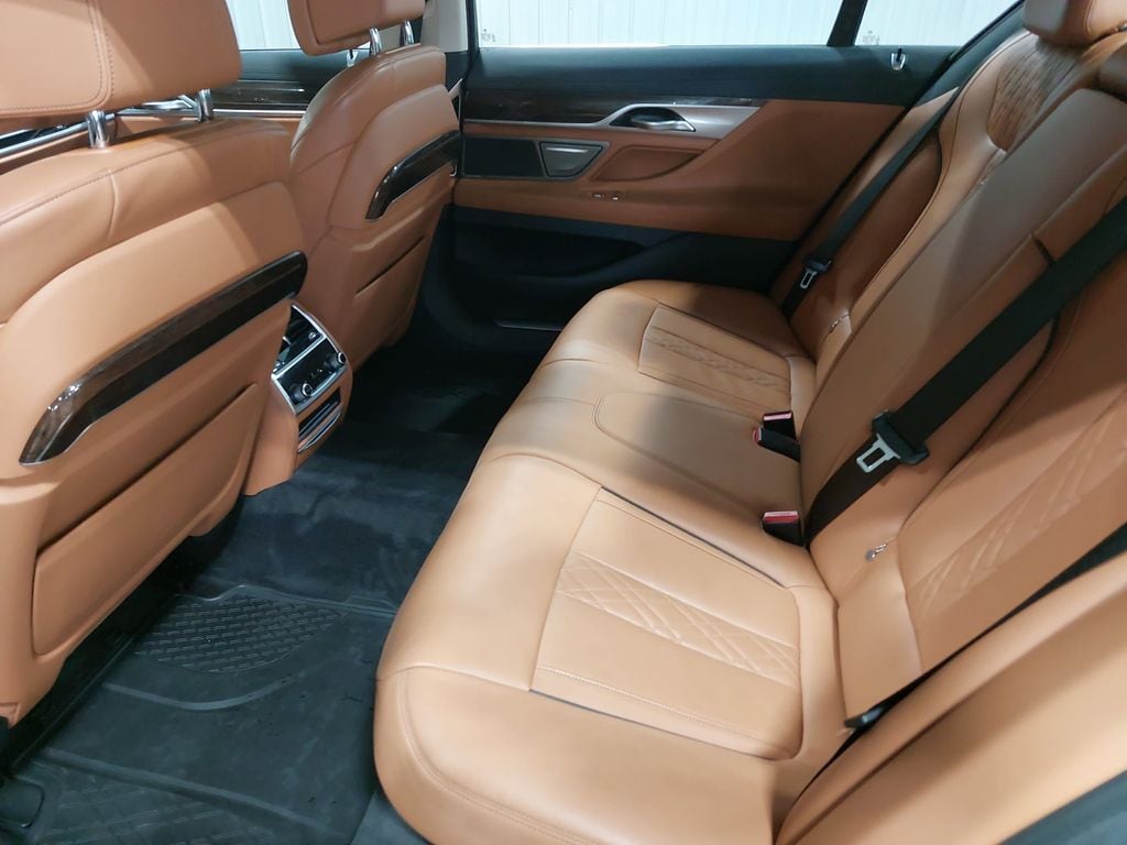 2020 BMW 750I - Image 12