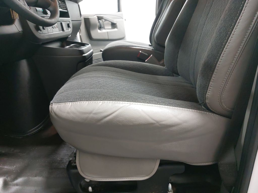 2024 GMC SAVANA - Image 26