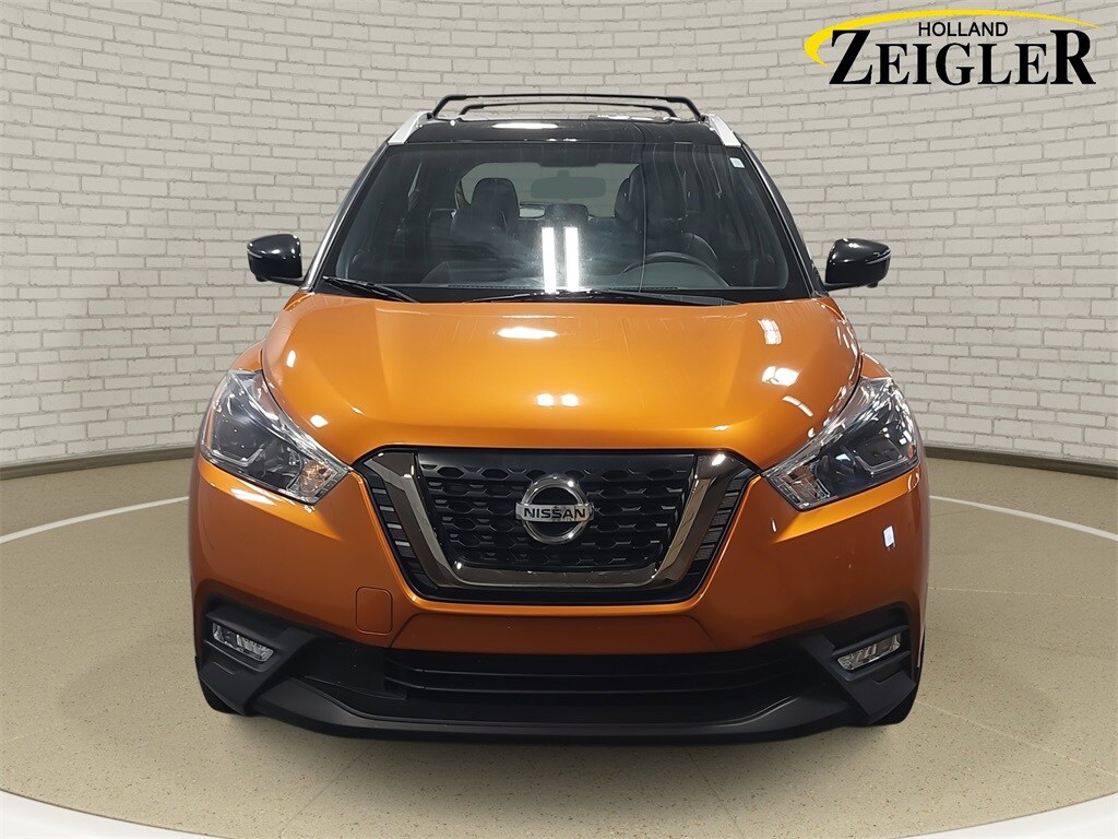 2019 Nissan Kicks SR photo 2