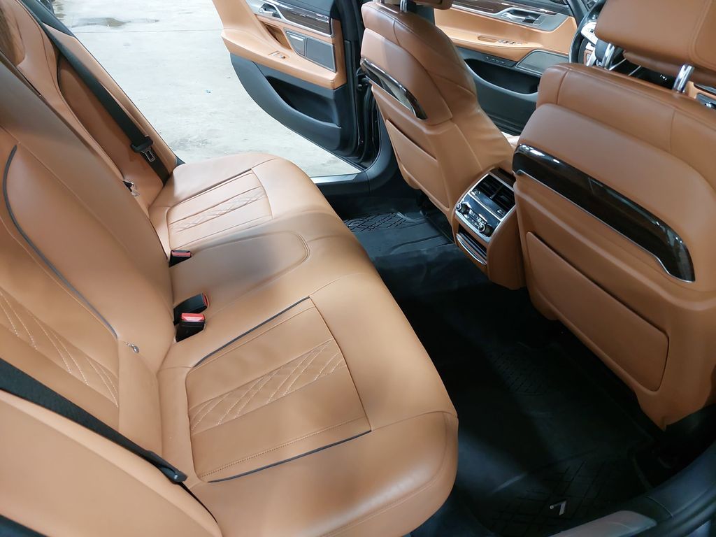 2020 BMW 750I - Image 11