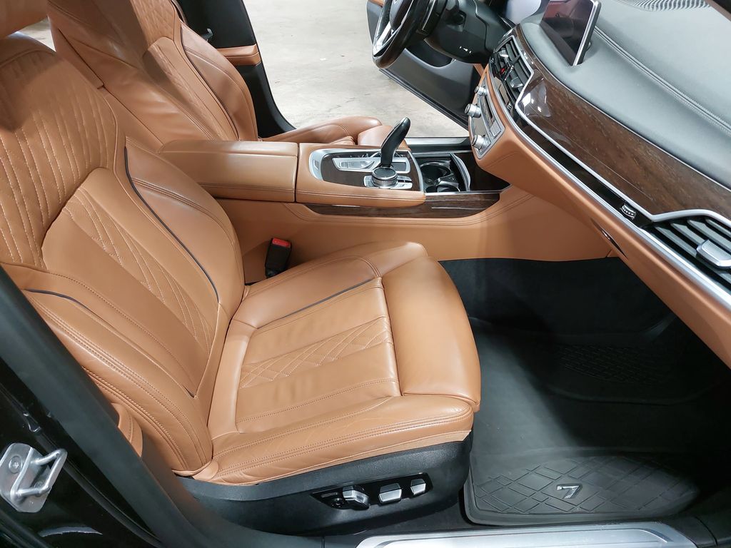 2020 BMW 750I - Image 10