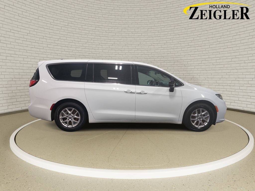Used 2024 Chrysler Pacifica Touring L Minivan/Van