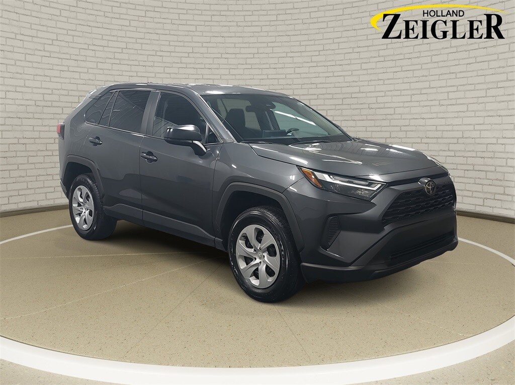 2024 Toyota RAV4 LE photo 3