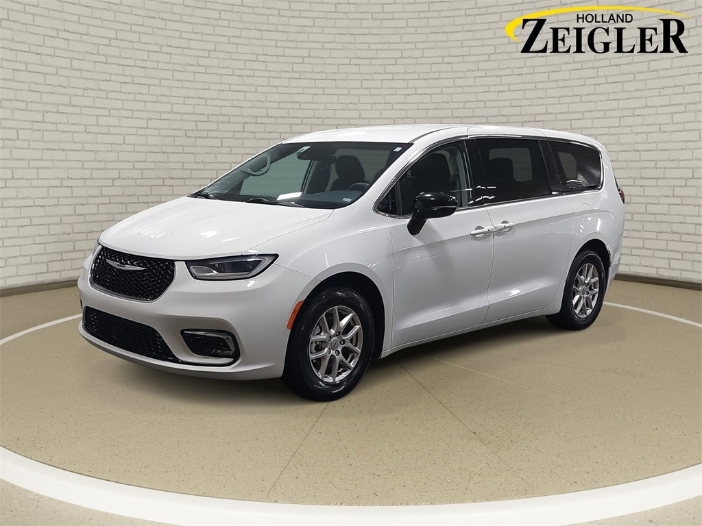 2024 Chrysler Pacifica Touring L's photo