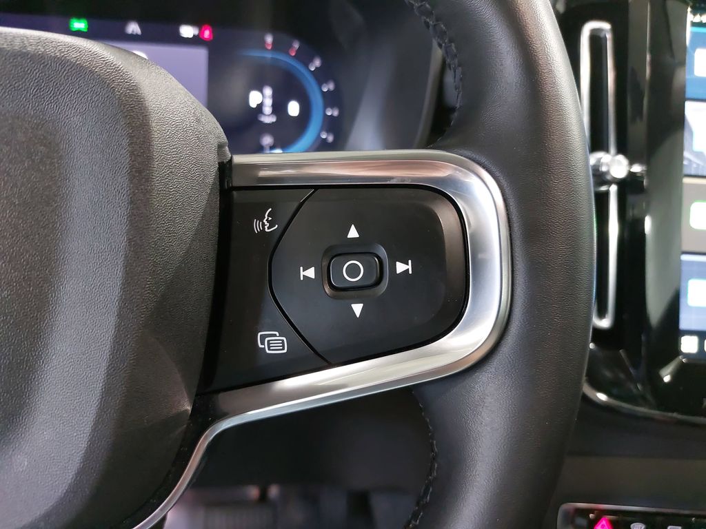 2024 VOLVO XC40 - Image 18