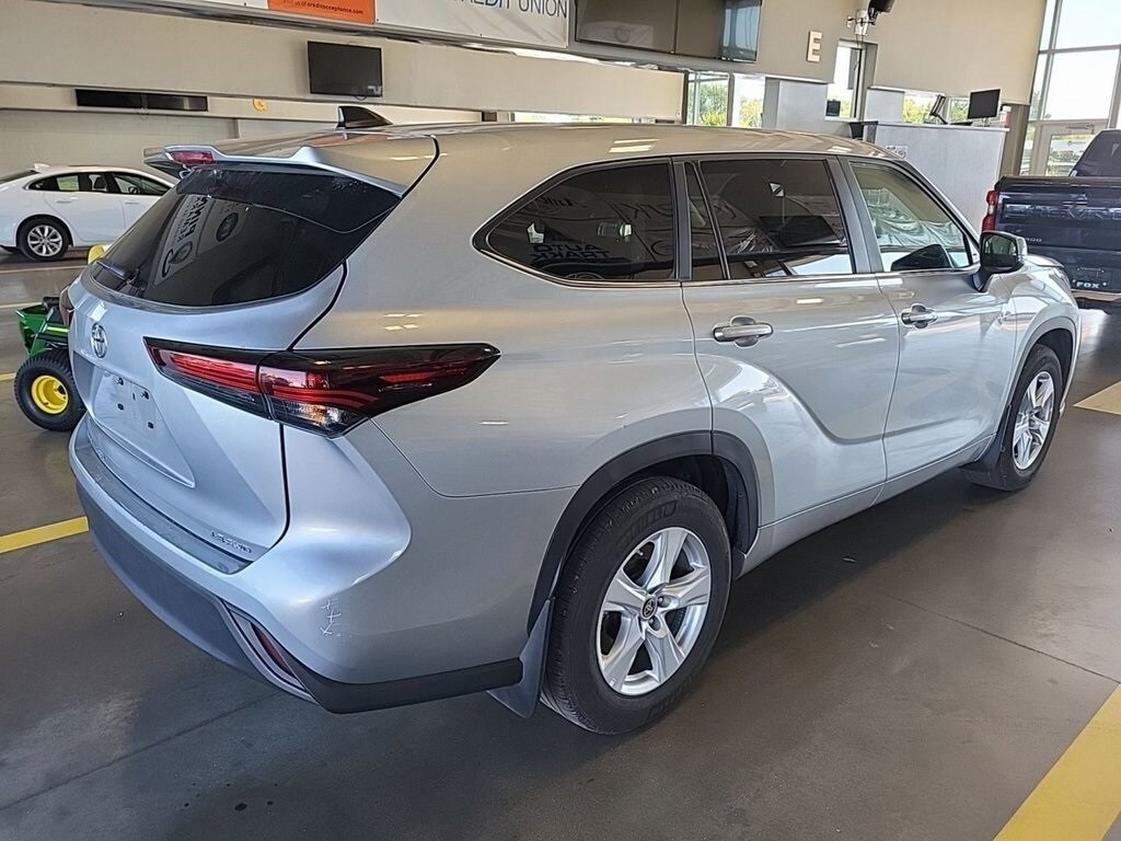 2024 Toyota Highlander LE photo 4