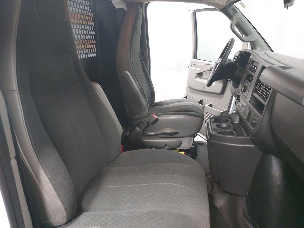 2024 GMC SAVANA - Image 10