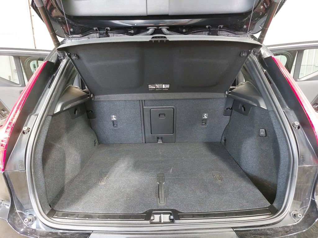 2024 VOLVO XC40 - Image 12