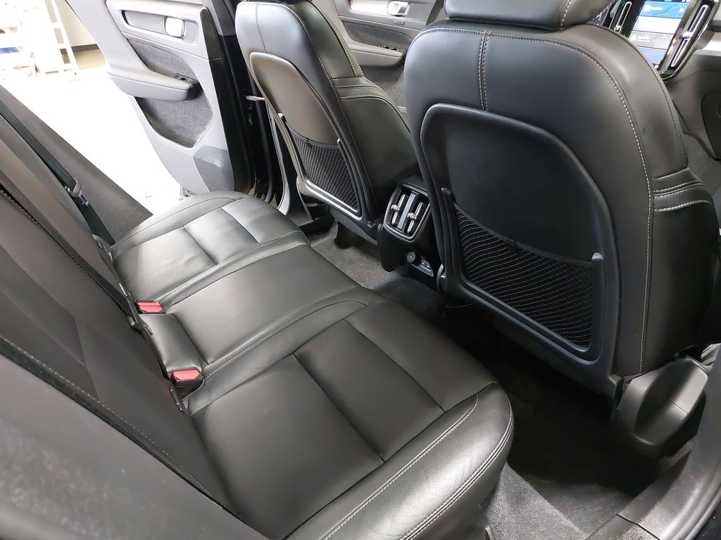 2024 VOLVO XC40 - Image 11