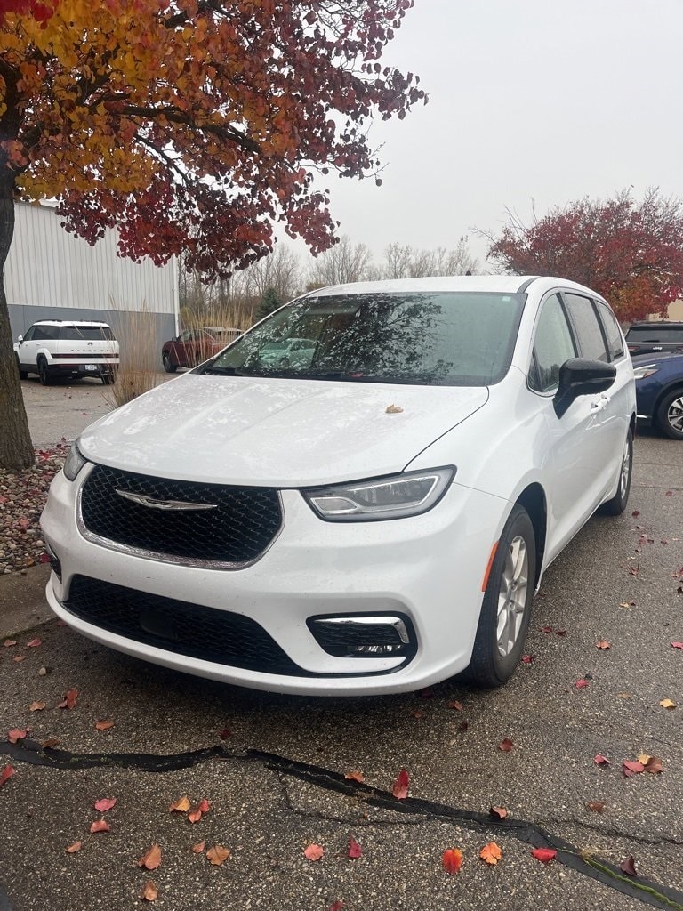 2024 Chrysler Pacifica Touring L's photo