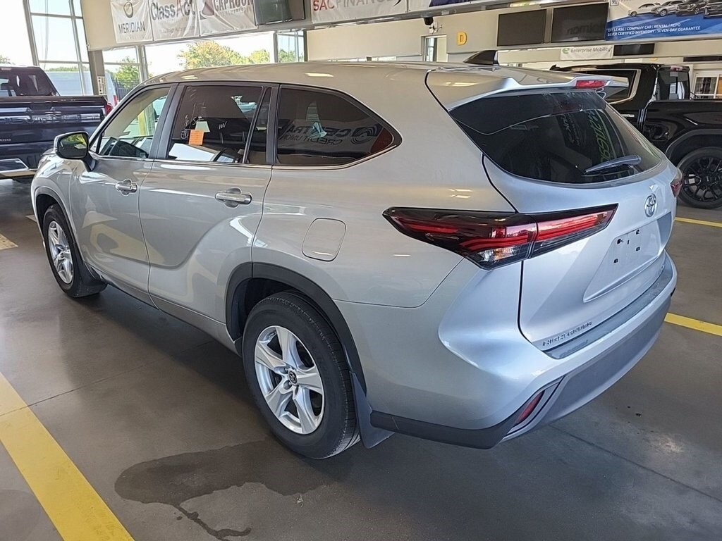 2024 Toyota Highlander LE photo 2