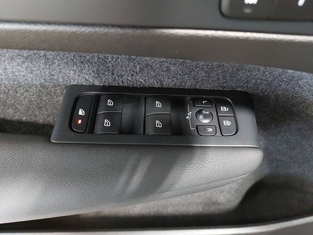 2024 VOLVO XC40 - Image 28