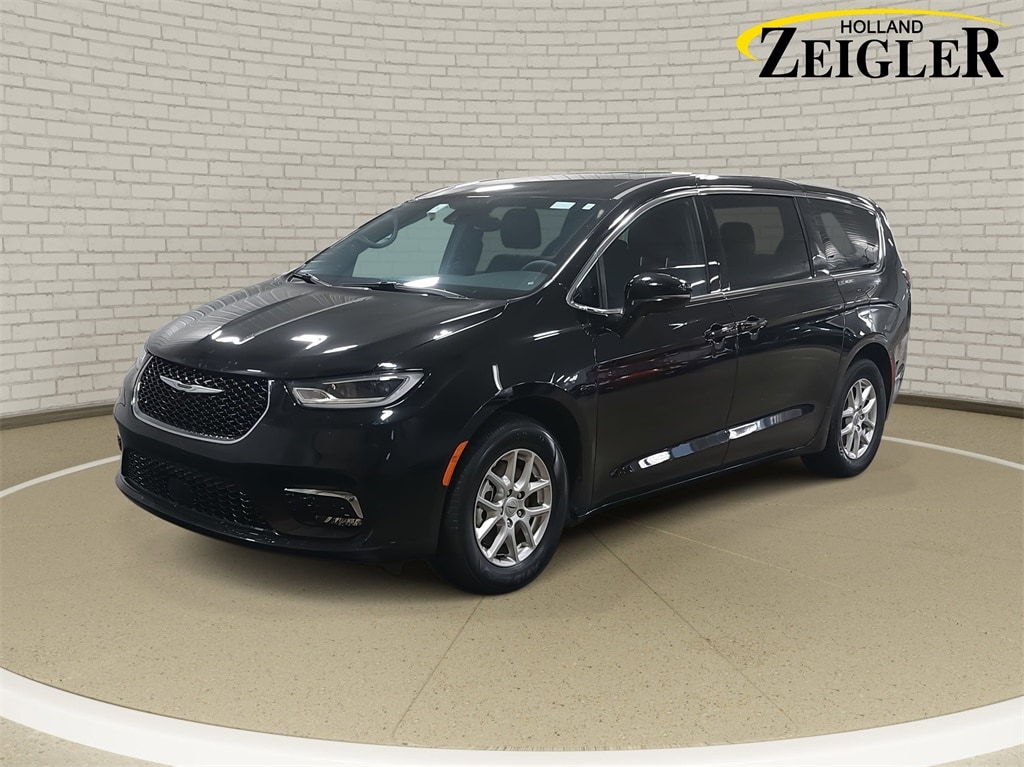 2025 Chrysler Pacifica Select's photo