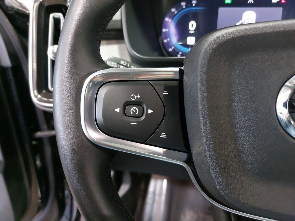 2024 VOLVO XC40 - Image 17