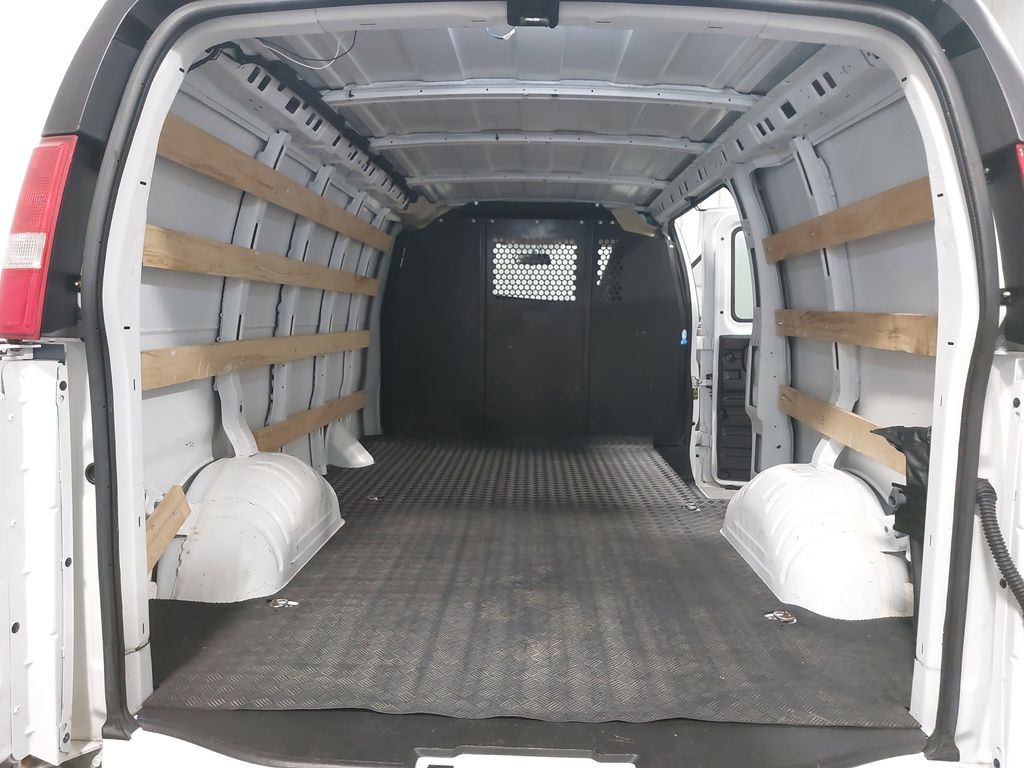 2024 GMC SAVANA - Image 12