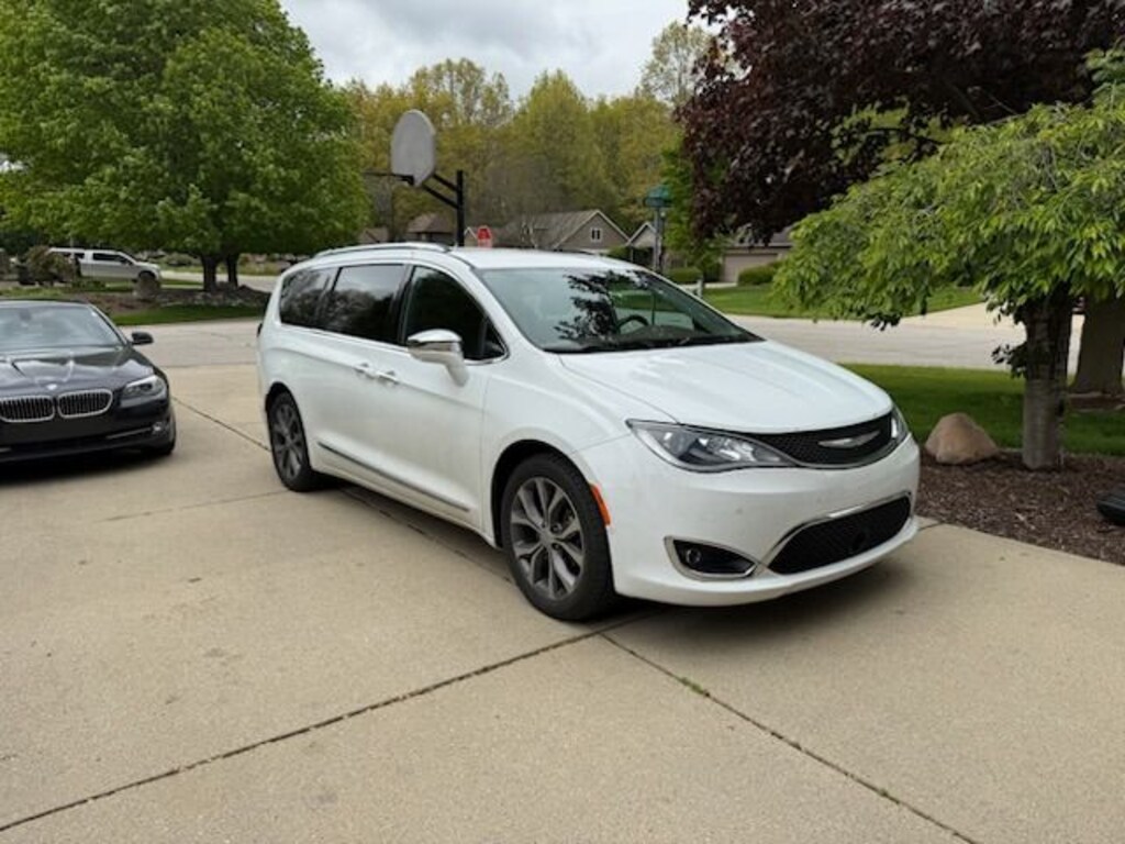 Used 2017 Chrysler Pacifica Limited Minivan/Van