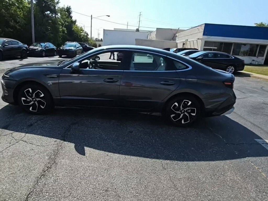 2025 Hyundai Sonata SEL photo 2