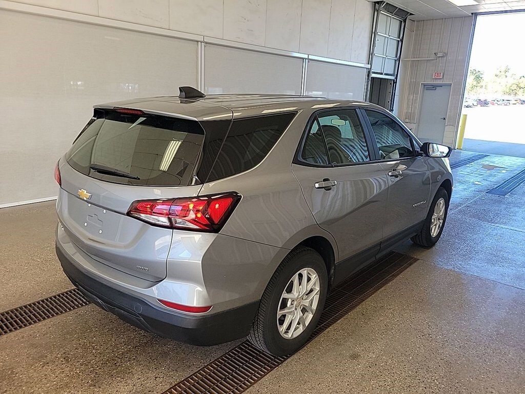 2024 Chevrolet Equinox LS photo 3