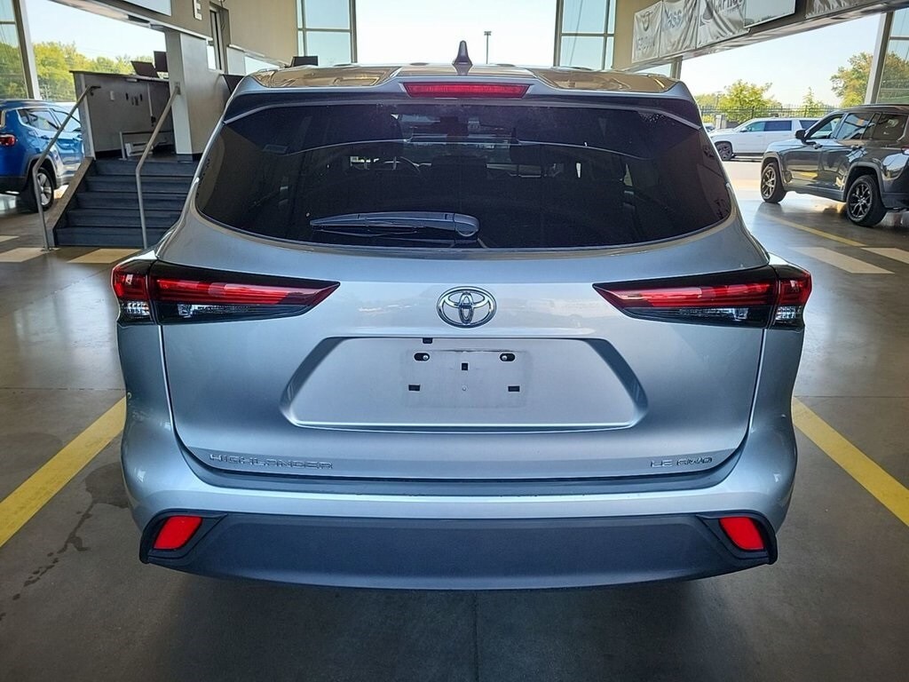 2024 Toyota Highlander LE photo 3