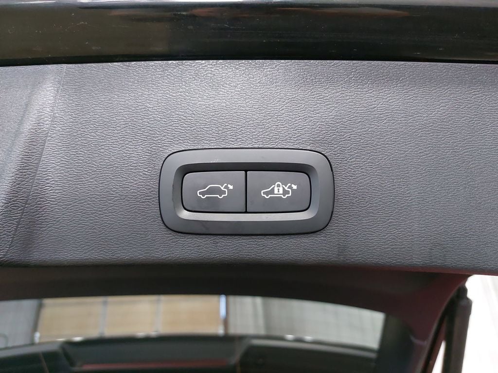 2024 VOLVO XC40 - Image 13