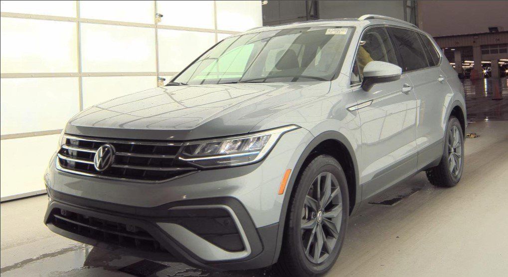2024 Volkswagen Tiguan SE's photo