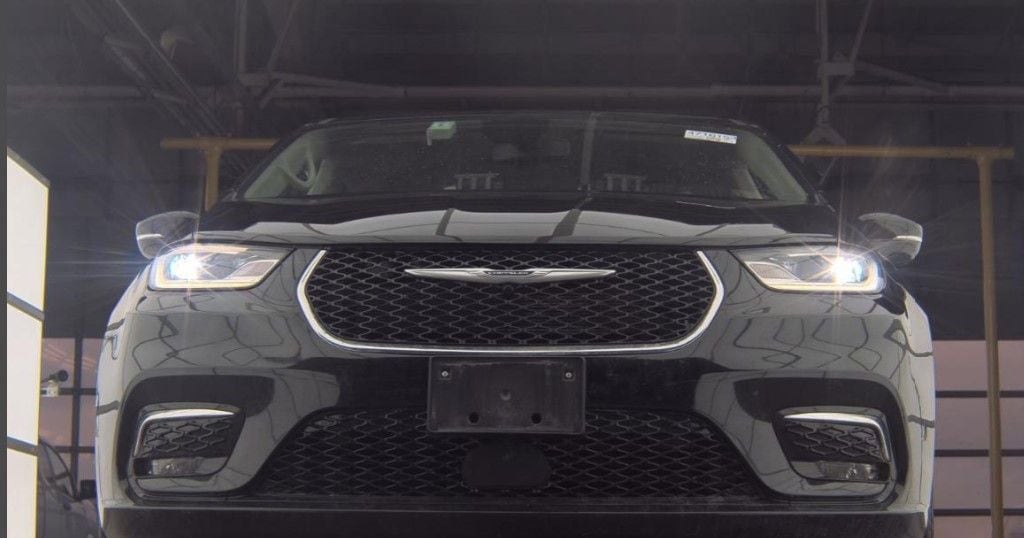 Used 2024 Chrysler Pacifica Touring L Minivan/Van