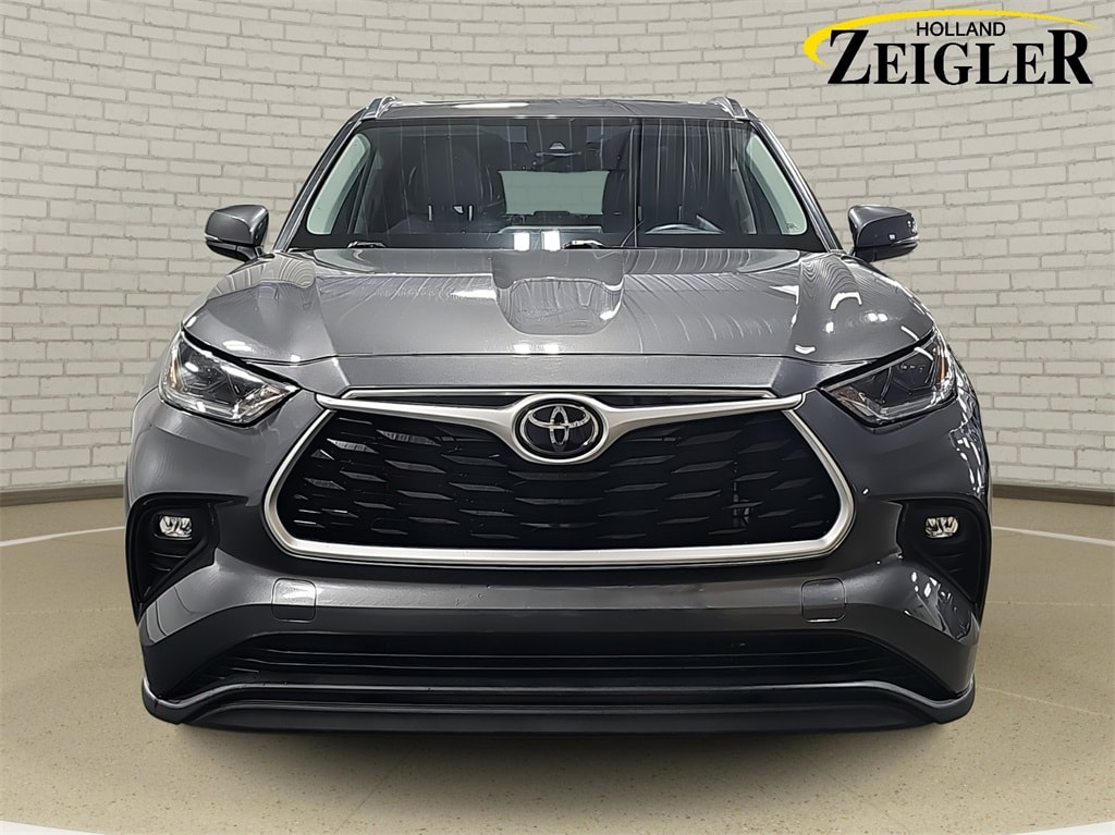 Used 2021 Toyota Highlander XLE with VIN 5TDHZRBH6MS135003 for sale in Holland, MI