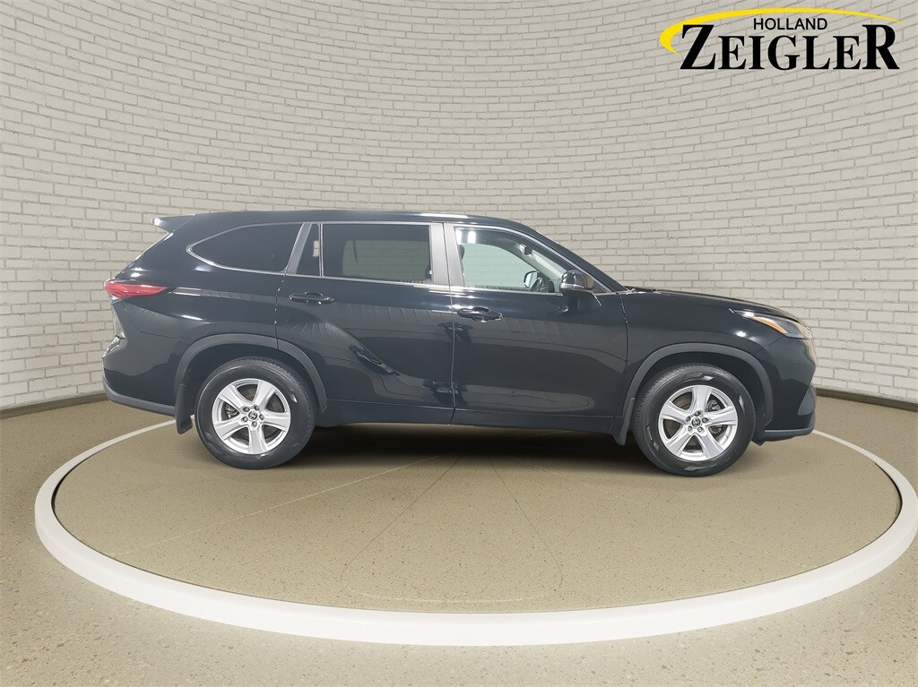 2023 Toyota Highlander L photo 4