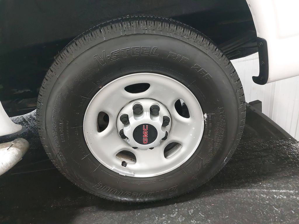 2024 GMC SAVANA - Image 30