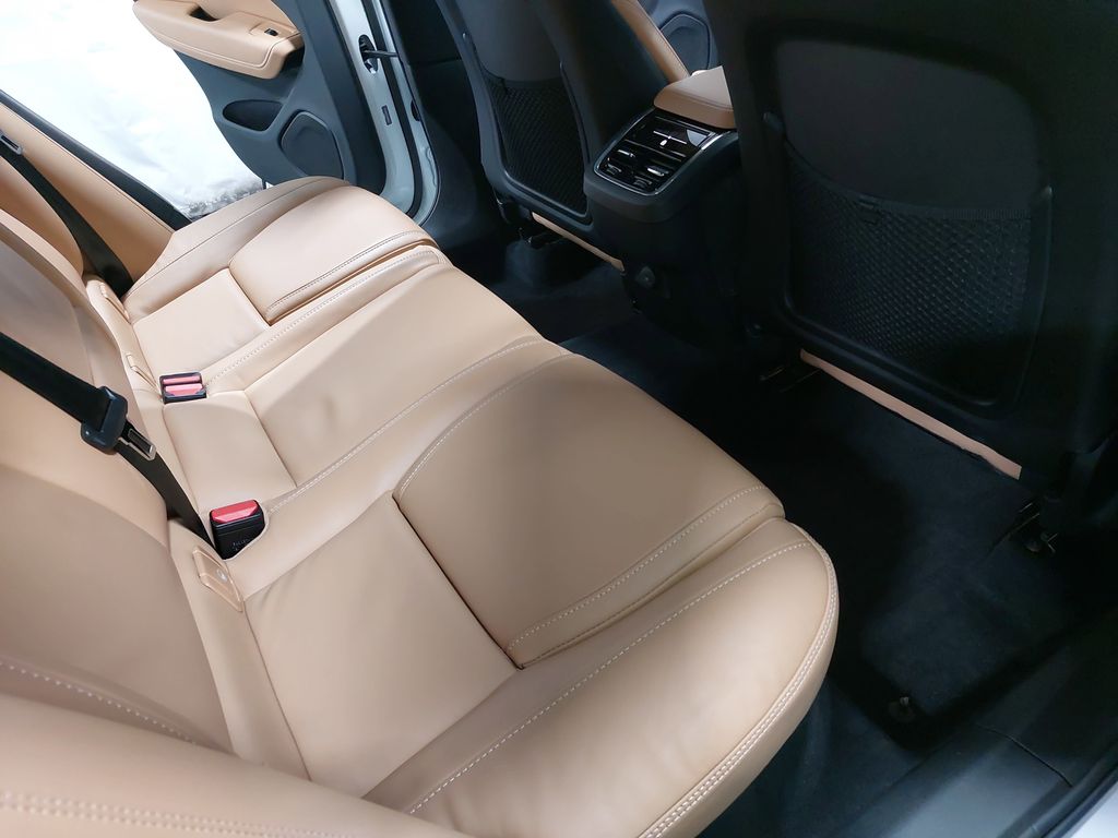 2023 VOLVO XC60 - Image 11