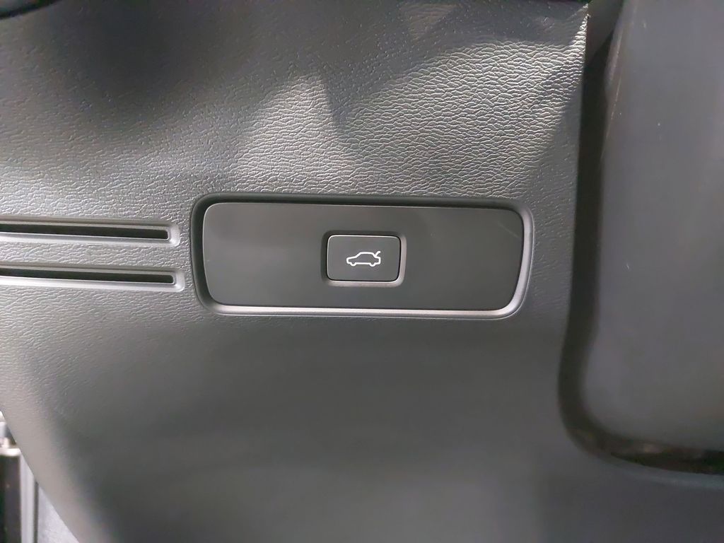 2024 VOLVO XC40 - Image 26