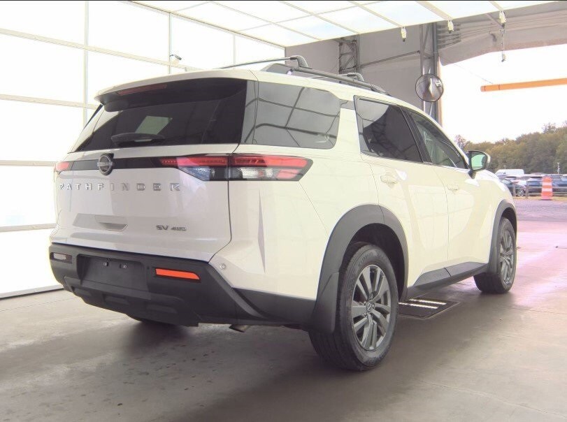 2024 Nissan Pathfinder SV photo 2