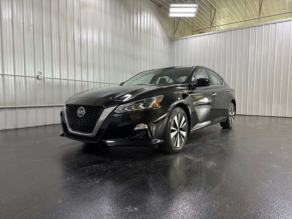 Used 2022 Nissan Altima SL with VIN 1N4BL4EW1NN408365 for sale in Holland, MI