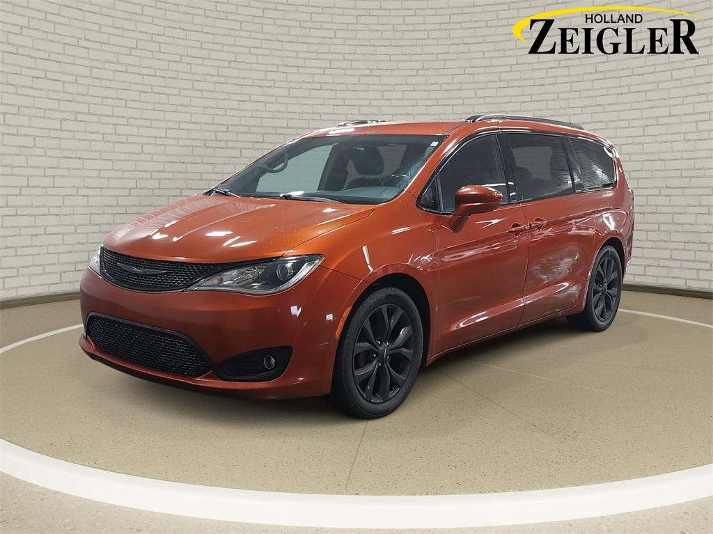 2018 Chrysler Pacifica Touring L's photo