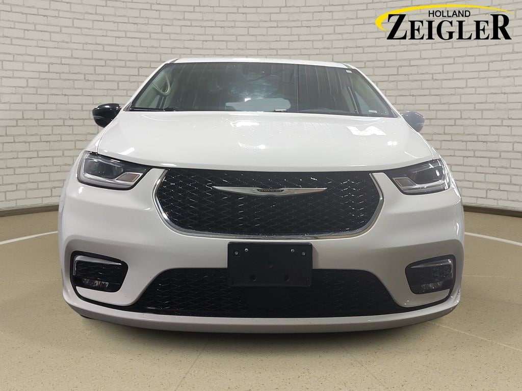 Used 2024 Chrysler Pacifica Touring L Minivan/Van