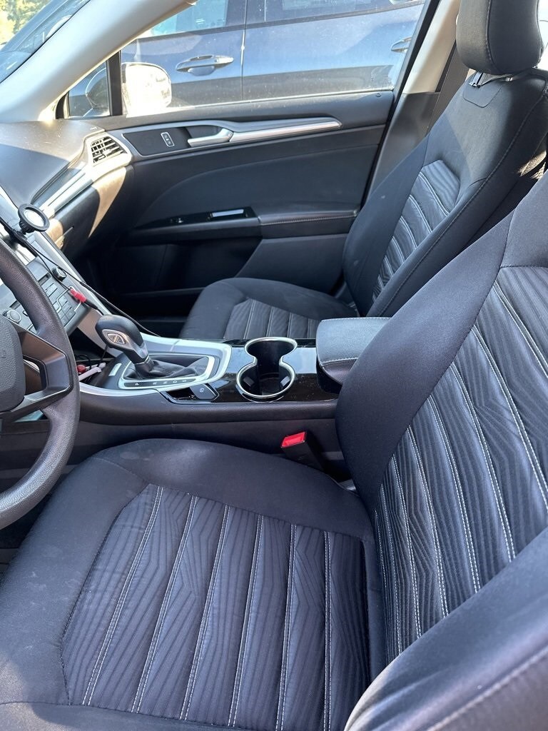 2016 Ford Fusion SE photo 2
