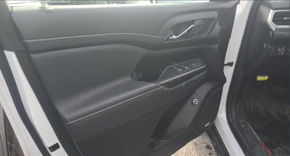 2023 GMC ACADIA - Image 12