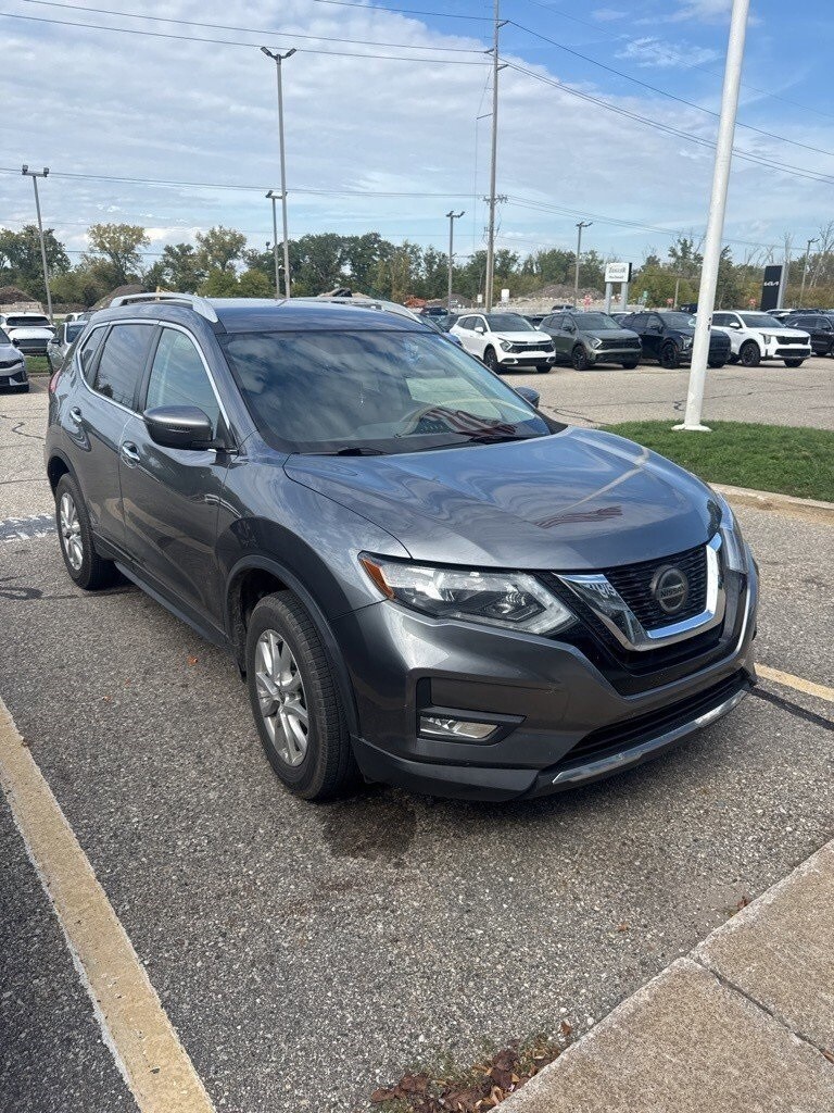 2018 Nissan Rogue SV photo 2