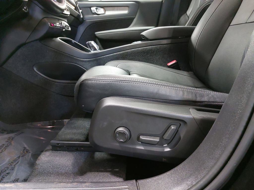2024 VOLVO XC40 - Image 29
