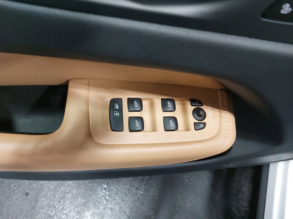 2023 VOLVO XC60 - Image 30