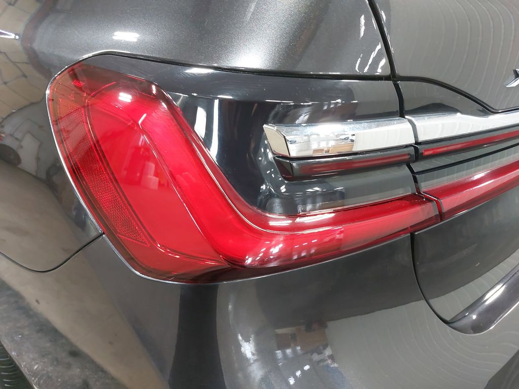 2020 BMW 750I - Image 32