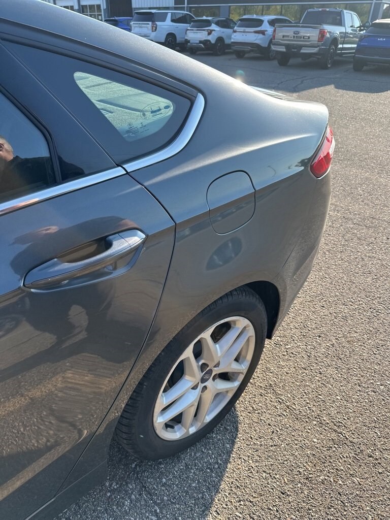 2016 Ford Fusion SE photo 4