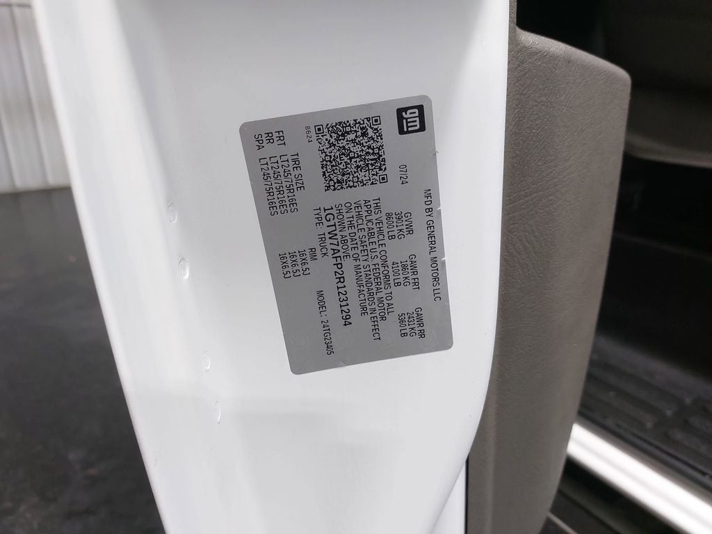 2024 GMC SAVANA - Image 32