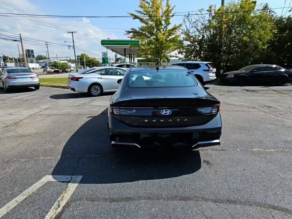 2025 Hyundai Sonata SEL photo 3